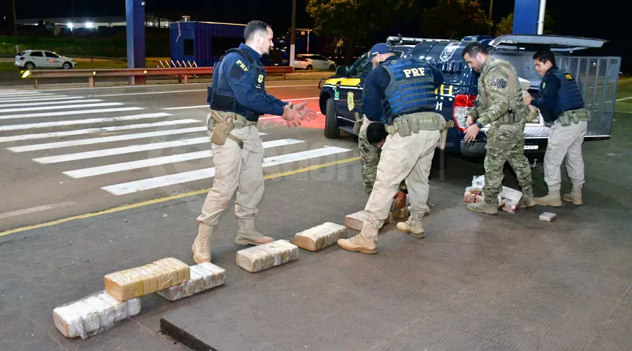 PRF apreende 450 kg de pasta base de cocaína em fundo falso de caminhão - veja o video da prisão